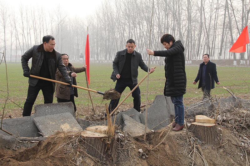 博農(nóng)集團(tuán)領(lǐng)導(dǎo)、基層黨政負(fù)責(zé)人等同志積極參加植樹活動(dòng)
